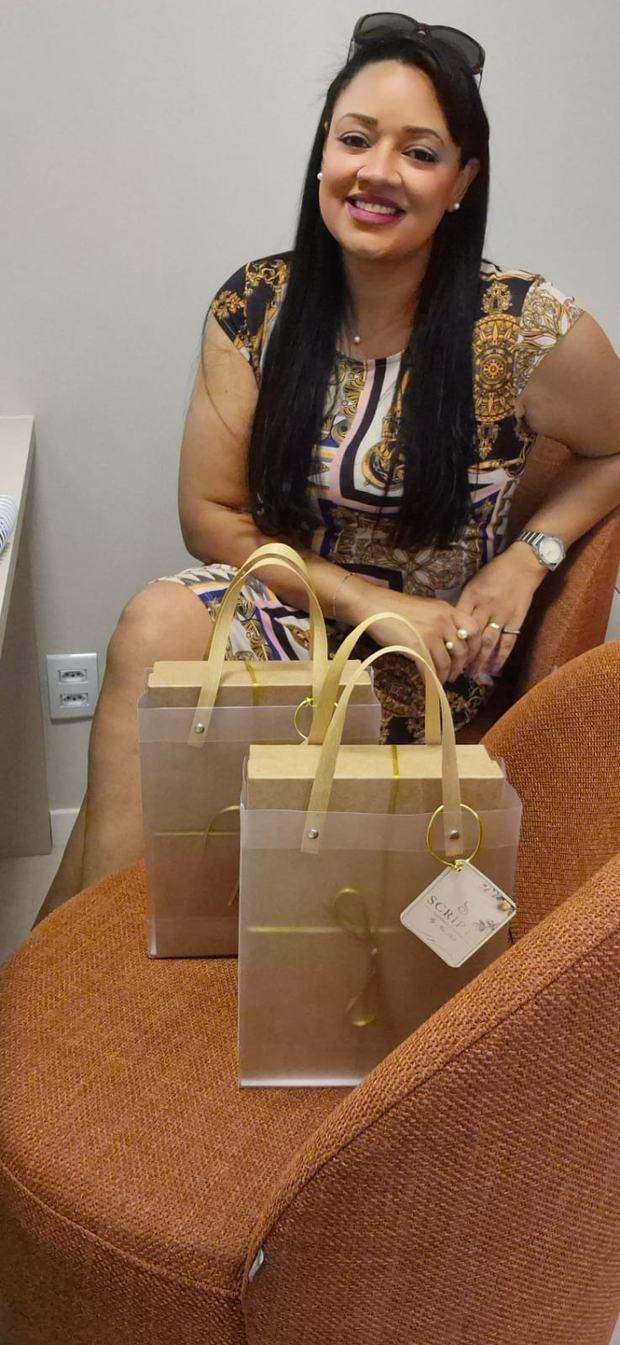 Neu Melo, criadora da Scripta Papelaria Criativa, com sacolas personalizadas